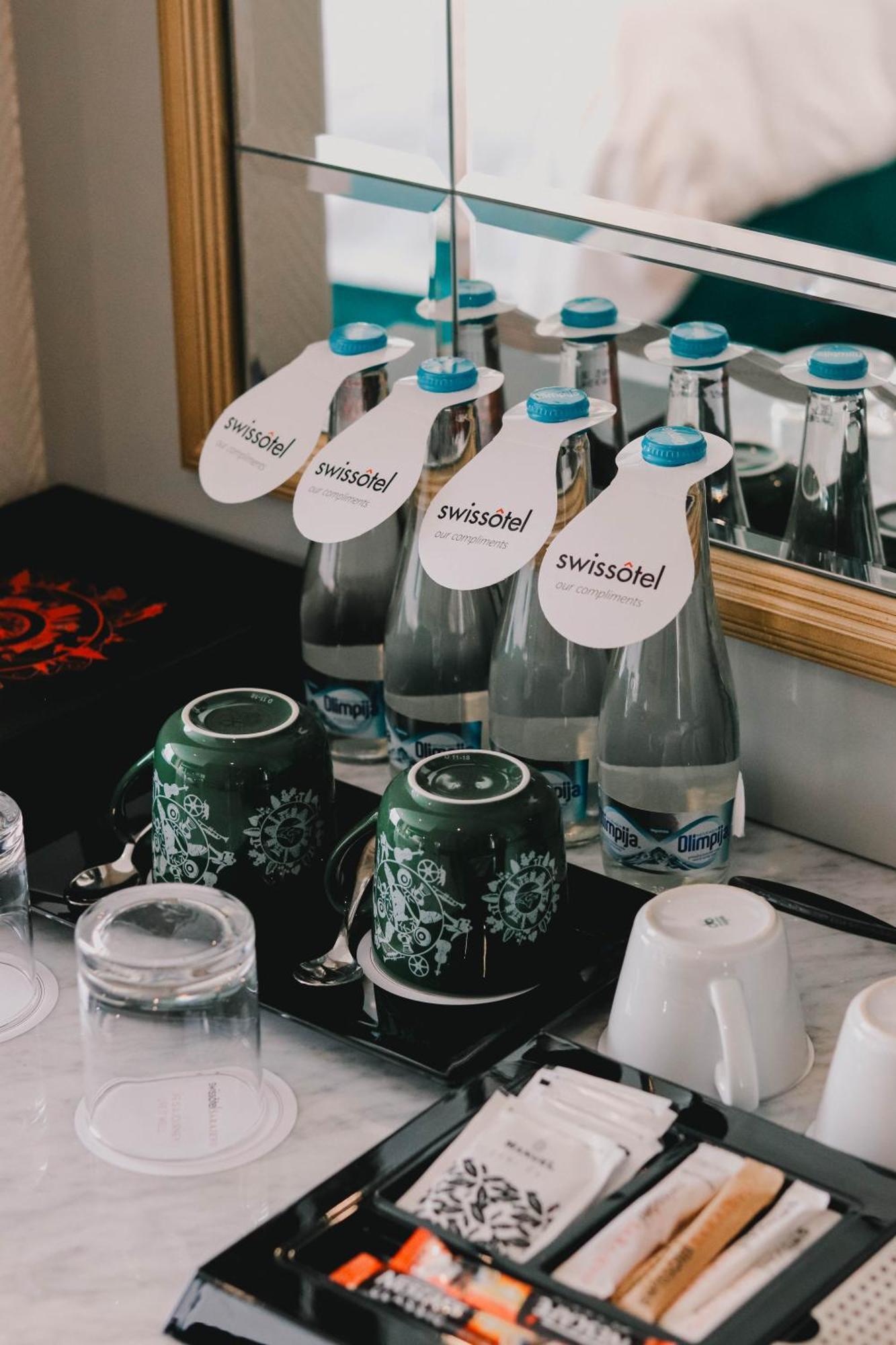 스위소텔 사라예보 호텔 외부 사진 Bottles of Swissotel water