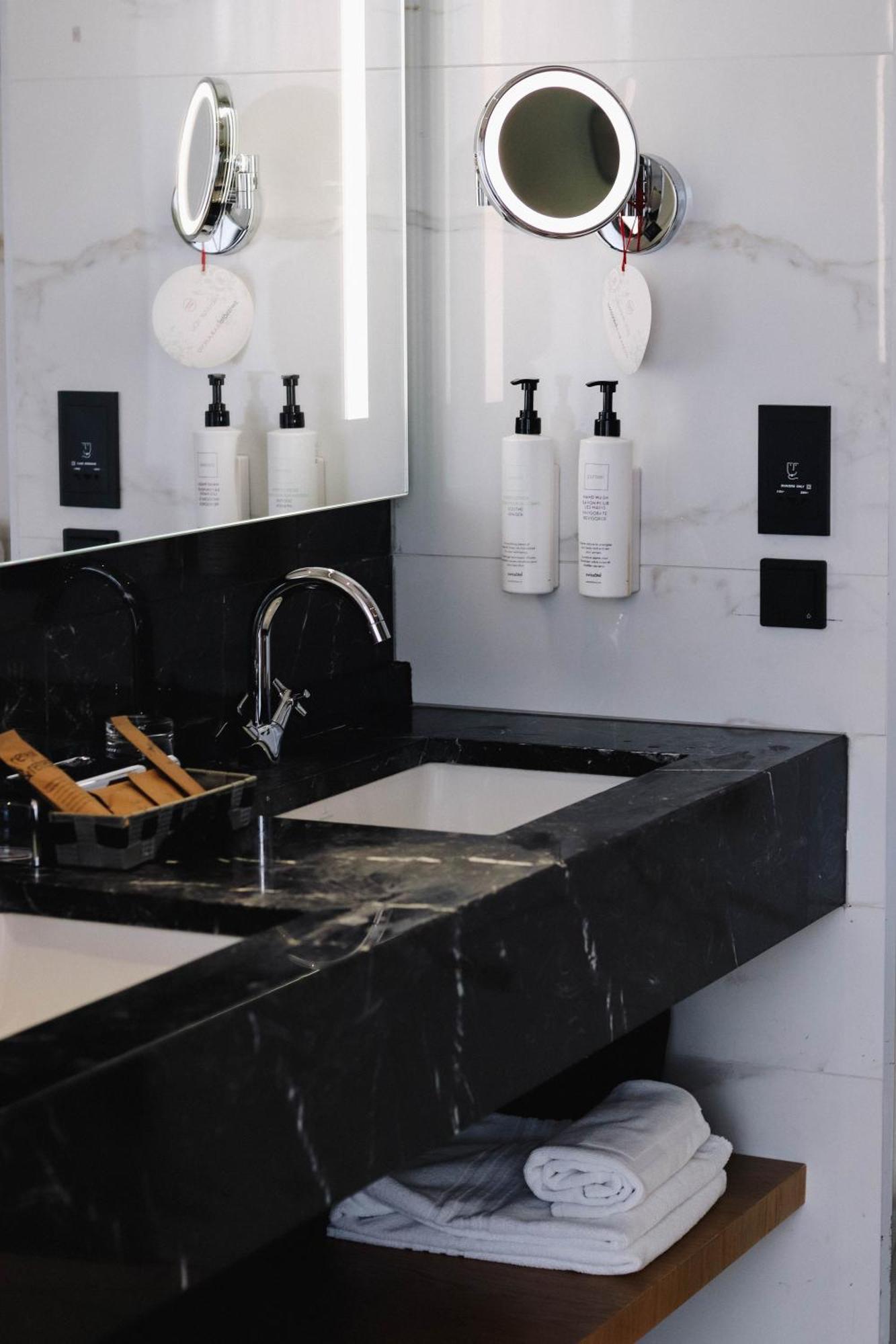 스위소텔 사라예보 호텔 외부 사진 A bathroom with a built-in sink