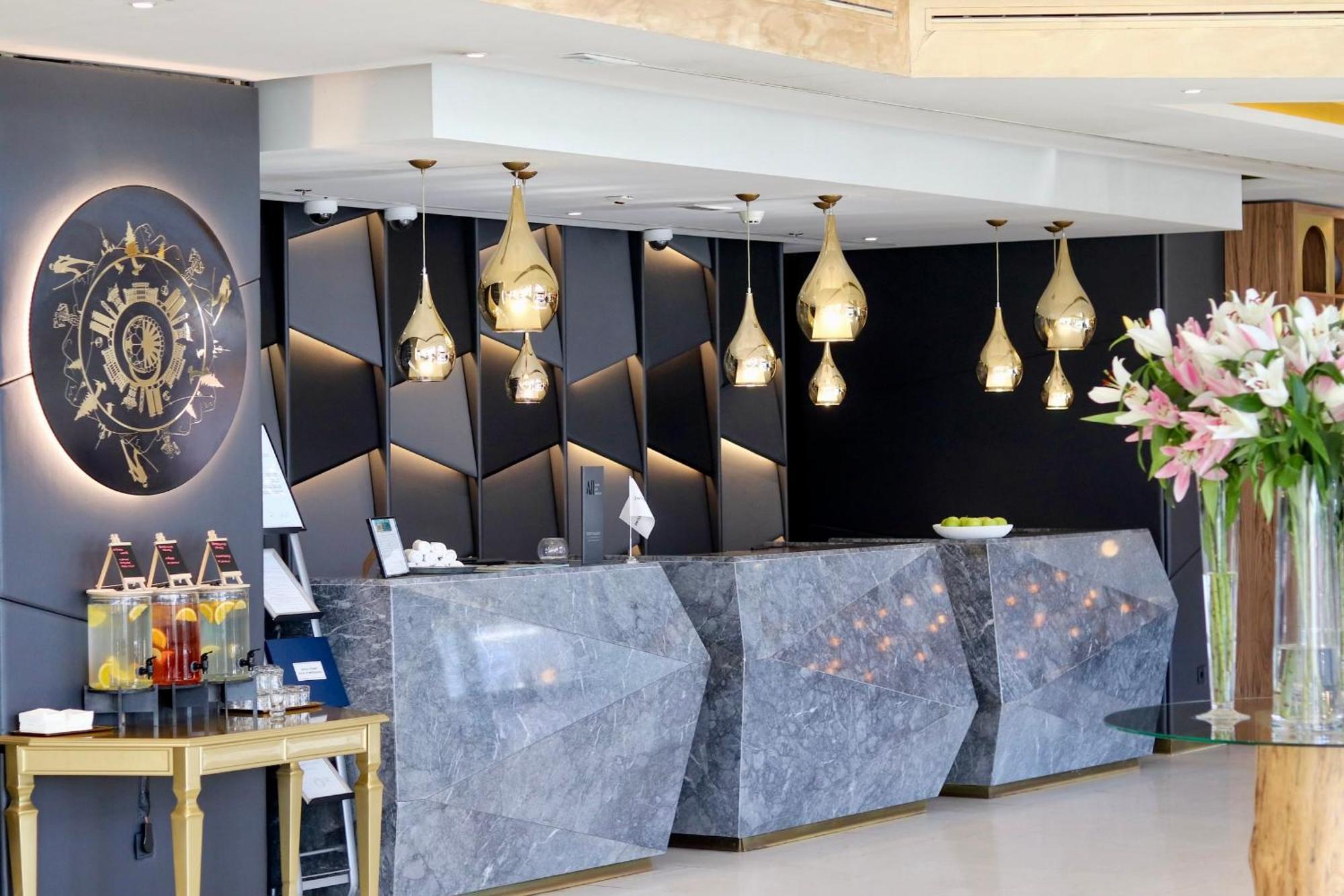 스위소텔 사라예보 호텔 외부 사진 The reception area of the hotel