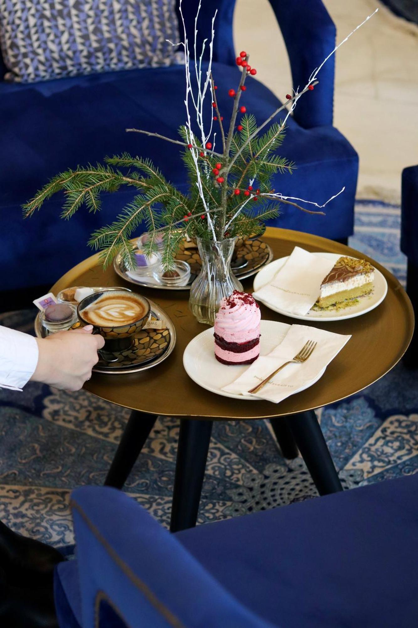 스위소텔 사라예보 호텔 외부 사진 A selection of cakes and coffee