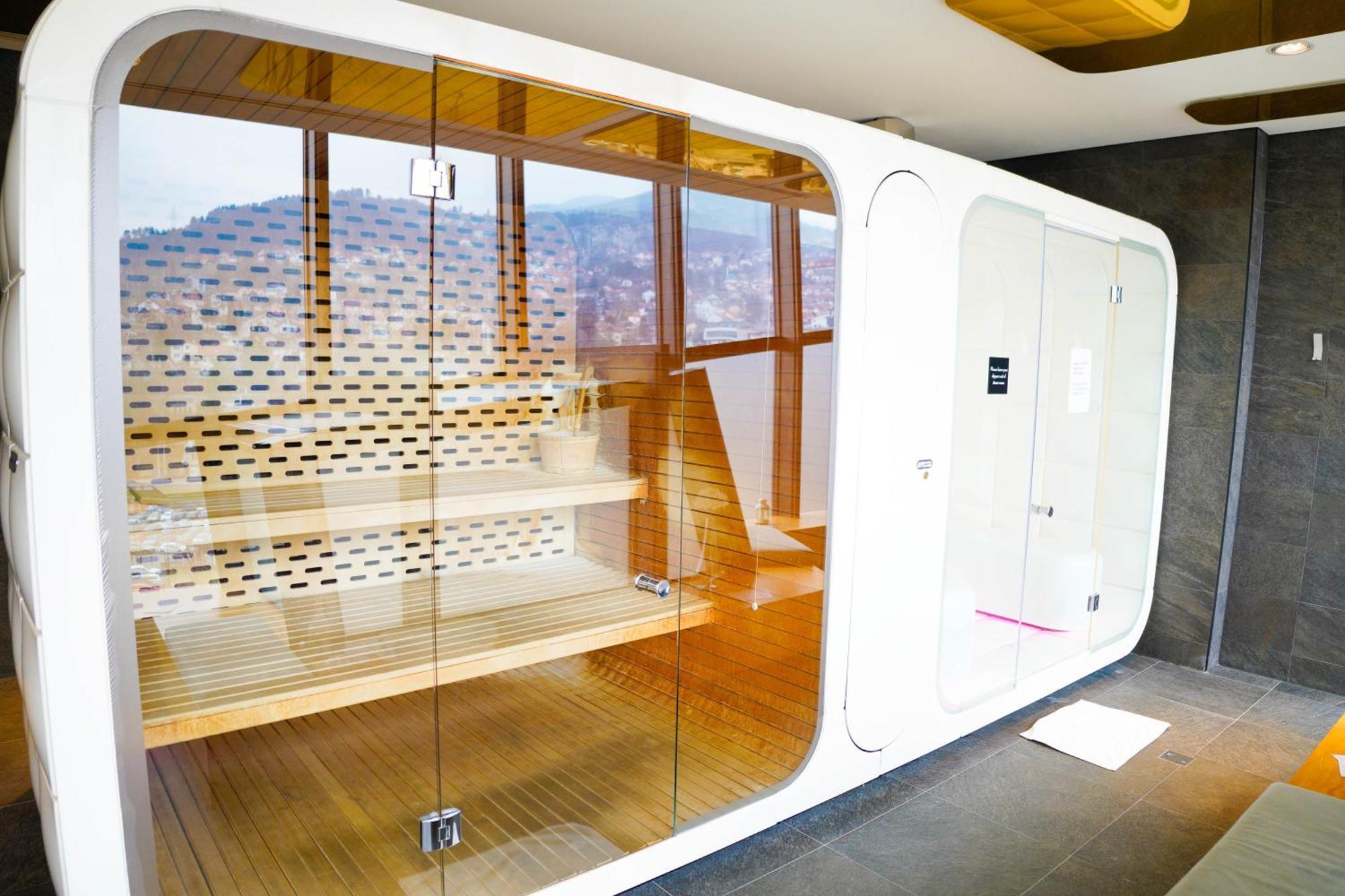 스위소텔 사라예보 호텔 외부 사진 A shower cabin
