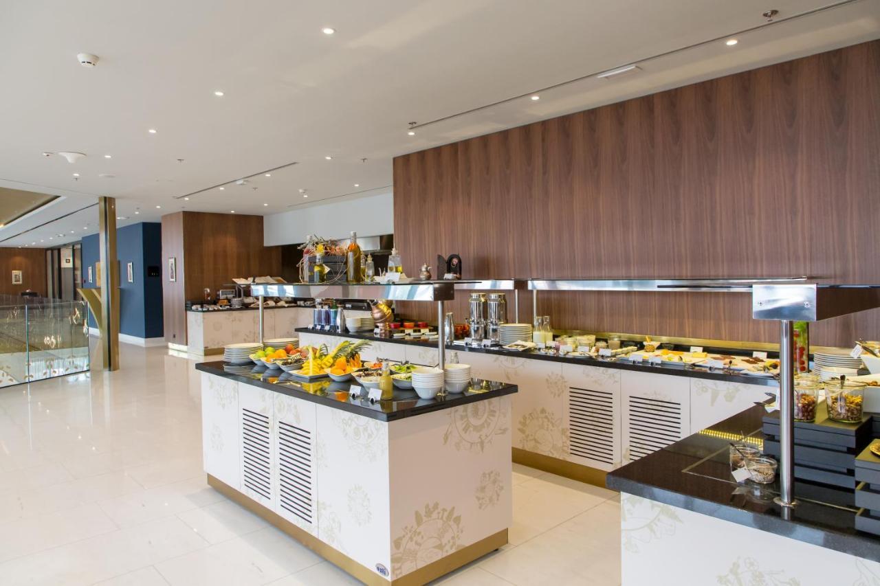 스위소텔 사라예보 호텔 외부 사진 The buffet at the lounge